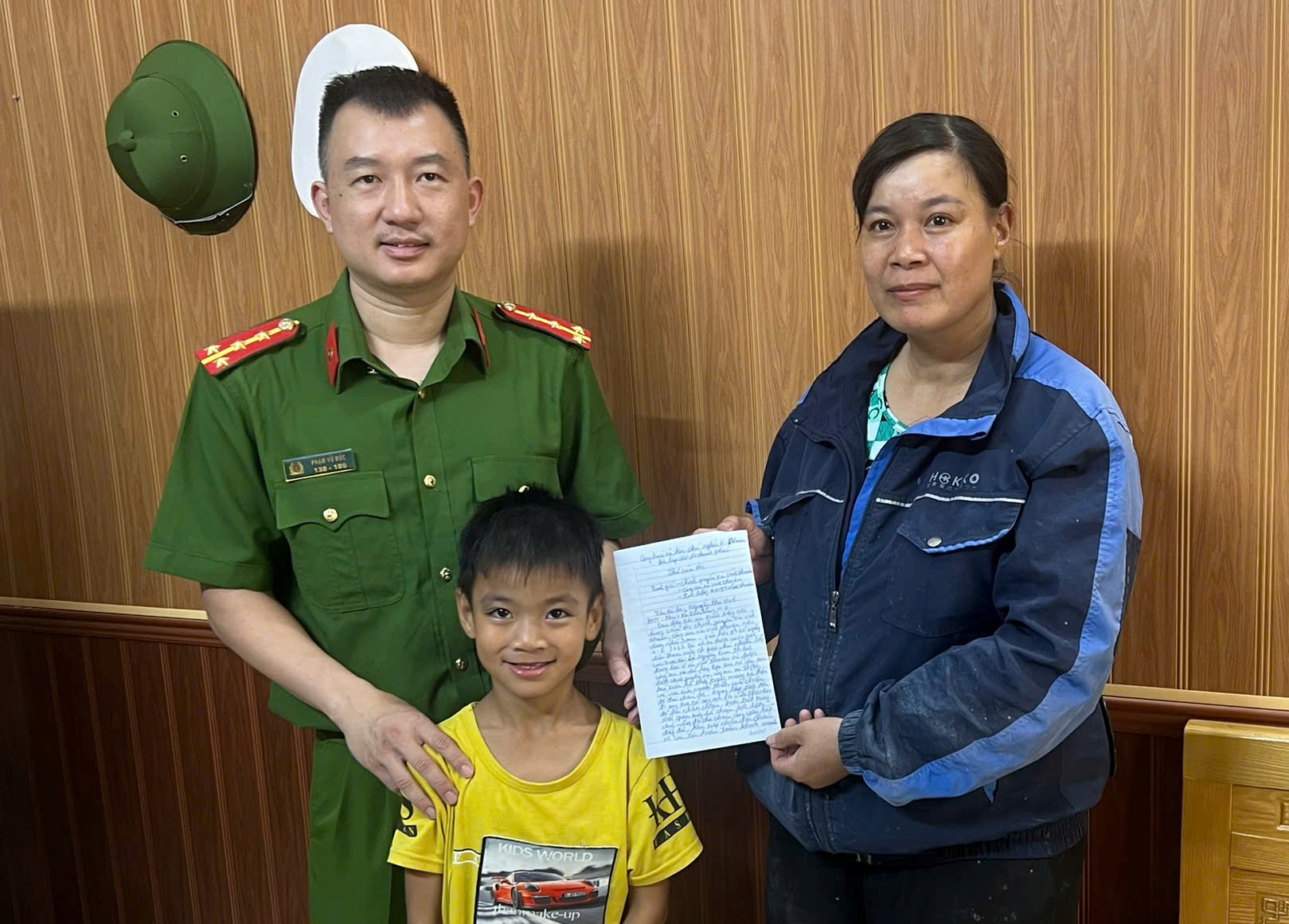 Công an xã Vĩnh Thuận kịp thời giúp đỡ, bàn giao cháu bé lớp 1 bị lạc về với gia đình